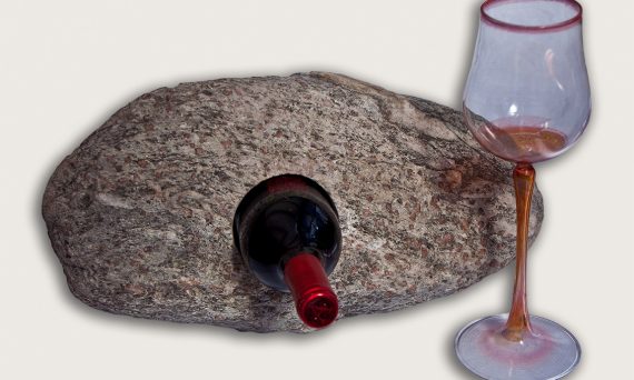 naturbelassener Granatglimmerschiefer mit Öffnung für Flasche